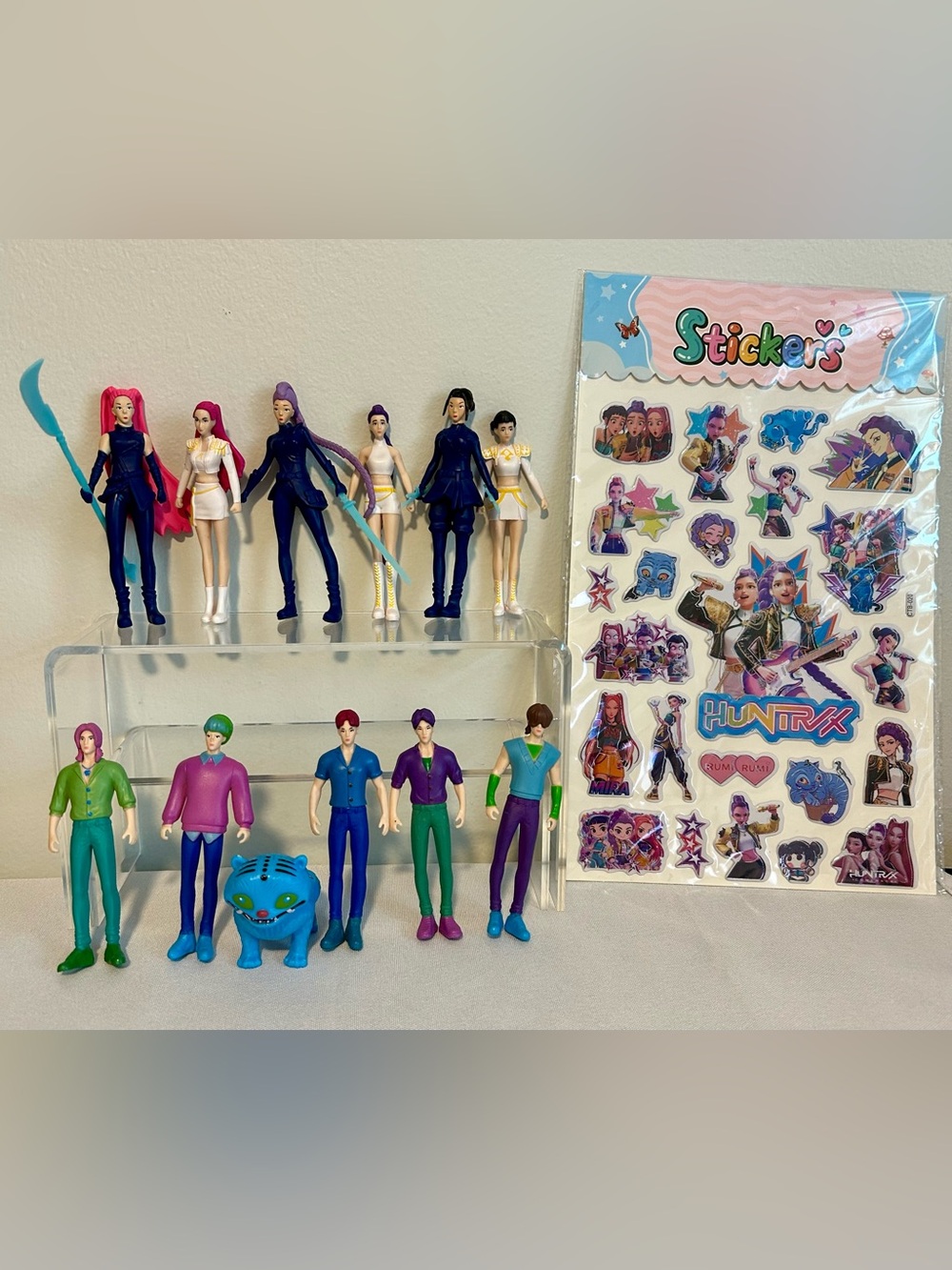 12 K-Pop Demon Hunters Action Figures and Stickers